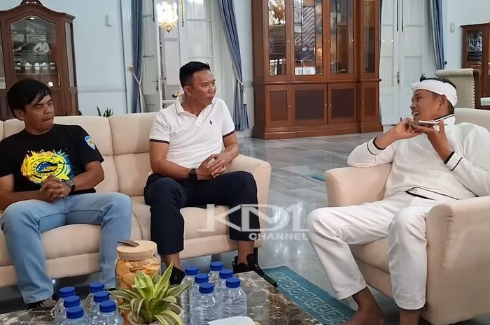 Gubernur Jawa Barat, Dedi Mulyadi, mempertemukan Kabid Lantas dan Angkutan Dishub kabupaten Bogor dengan sopir angkot Emen