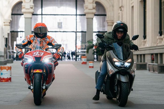 Marc Marquez curi perhatian naik Honda CBR1000RR-R, berjajar dengan Yamaha NMAX.