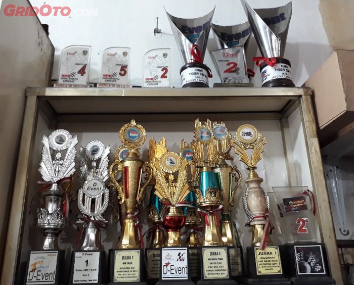 Jajaran piala hasil kejuaran balap Honda Tiger yang dimenangkan PMS