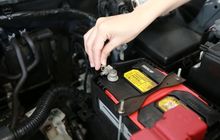 Begini Tips dan Cara Mudah Merawat Aki Mobil Tipe Basah Supaya Awet