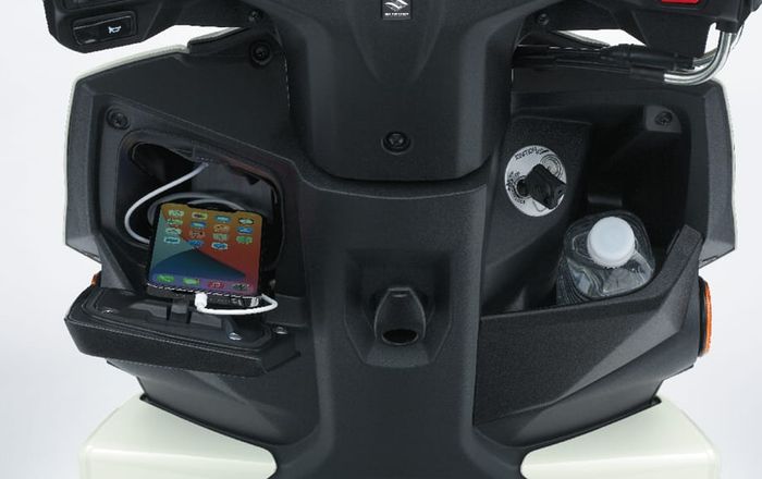 Suzuki Avenis 125 dilengkapi dua buah konsol box dan terdapat USB soket di sebelah kiri