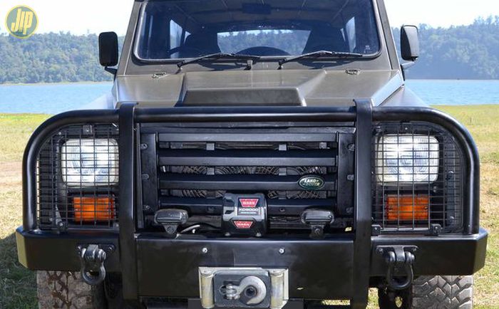 Bemper Hornet ini dipasangi winch Warn XD9000 di Bullbar asli Hornet 