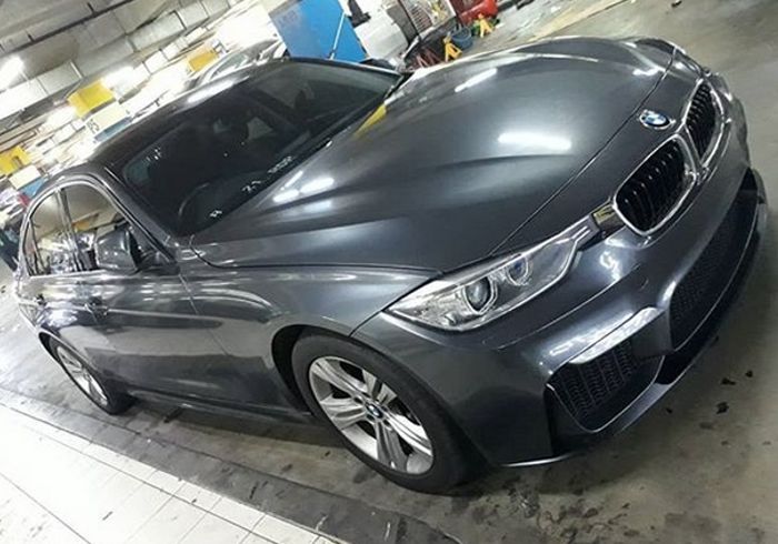 BMW seri 3 F30 tampil kalem dengan warna abu-abu premium