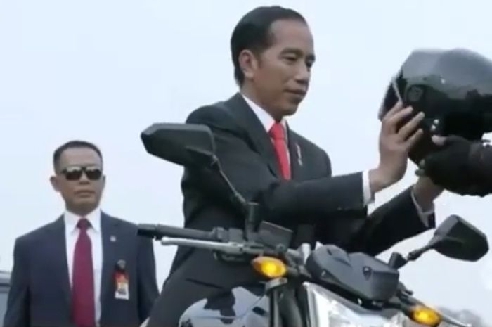 Presiden Jokowi saat memakai helm modular sebelum 'naik motor' menuju venue Asian Games 2018.