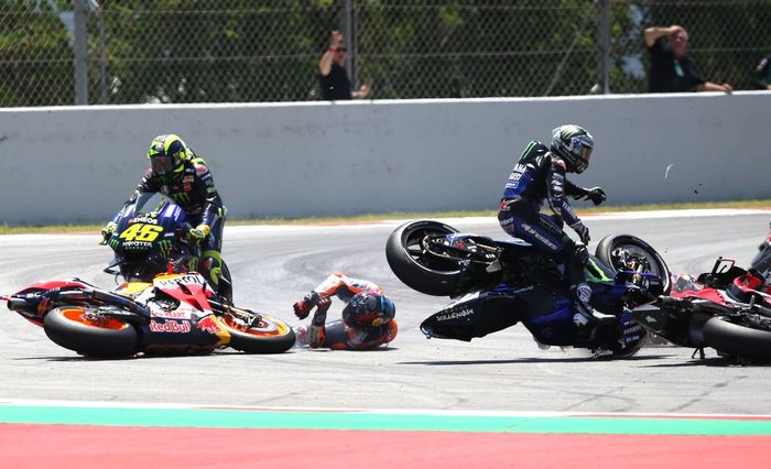 Jorge Lorenzo crash di lap kedua MotoGP Catalunya, membuat tiga pembalap papan atas tersingkir