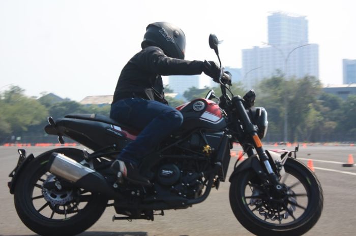 Test ride Benelli Leoncino 250