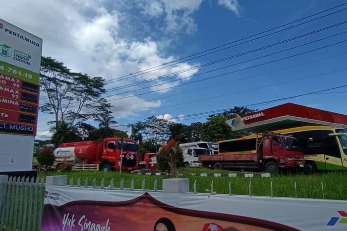 Antrean kendaraan untuk mengisi solar di SPBU KM 15, Balikpapan Utara kini mulai terurai setelah Pertamina menambah stok. 