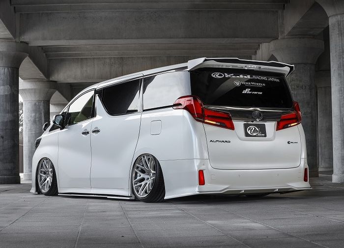 Tampilan belakang modifikasi Toyota Alphard garapan Kuhl Racing, Jepang