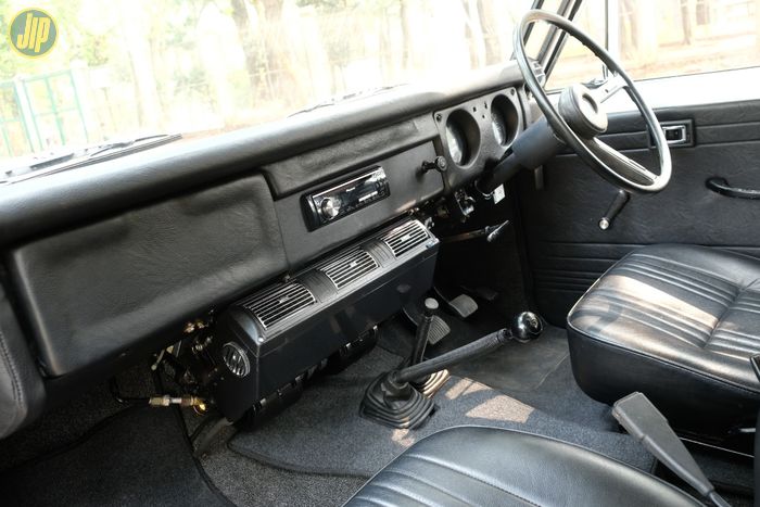 Restorasi Toyota Land Cruiser FJ55 interior