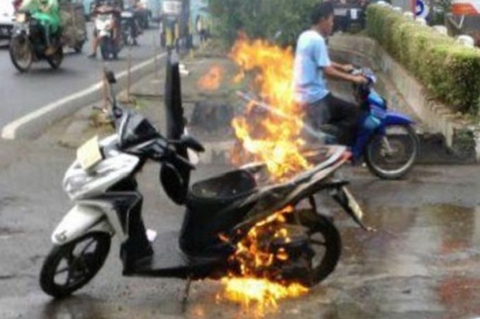 Satu unit Honda Vario 125 terbakar didepan SPBU Palmerah, Jakbar.