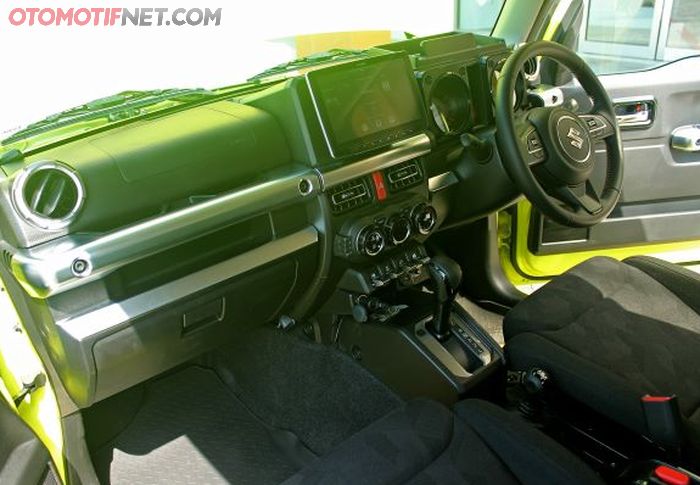 Ubahan di interior, ganti head unit canggih dan jok Recaro Sportster CS.