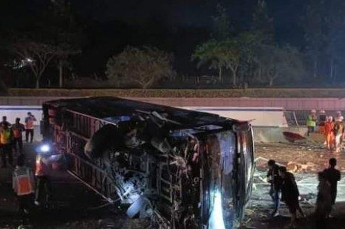 Bus Pariwisata Tunggal Jaya rebahan di Tol Cipali. Dua orang meninggal dunia