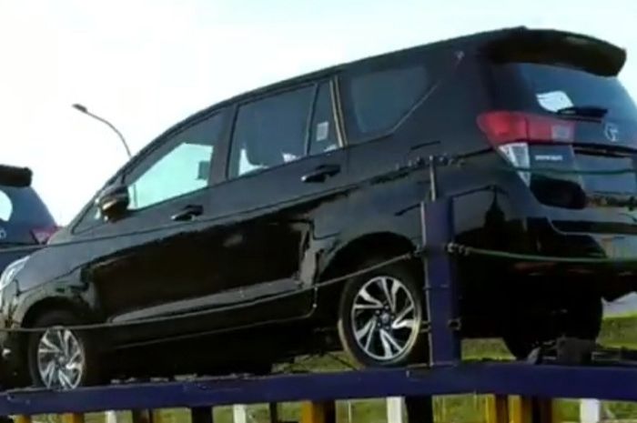 Toyota Kijang Innova facelift tertangkap kamera sedang diangkut menggunakan towing.