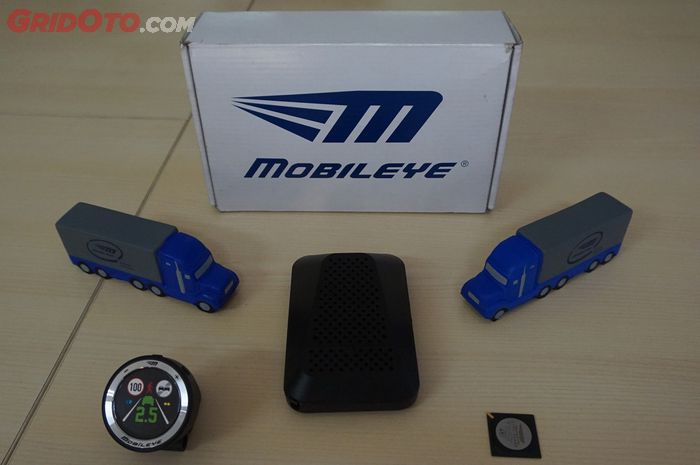 Mobileye terdiri dari kamera dan display. Instalasi plug n play