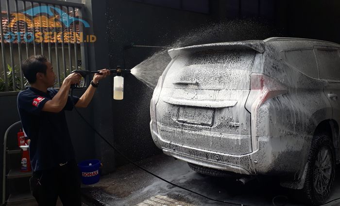 Proses Mencuci Mobil Sebelum Pemolesan