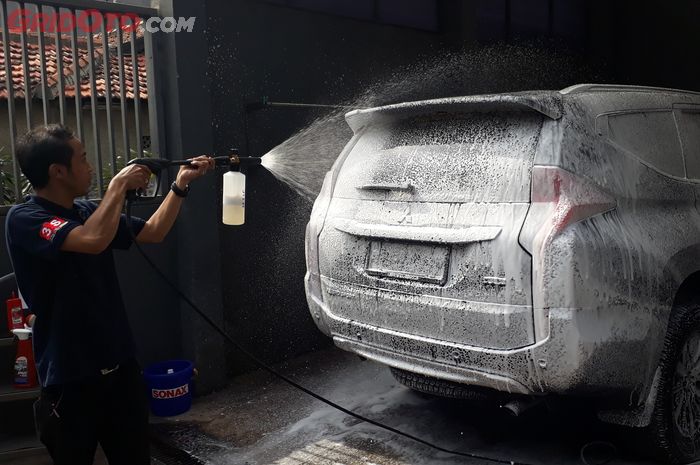 Proses Mencuci Mobil Sebelum Pemolesan