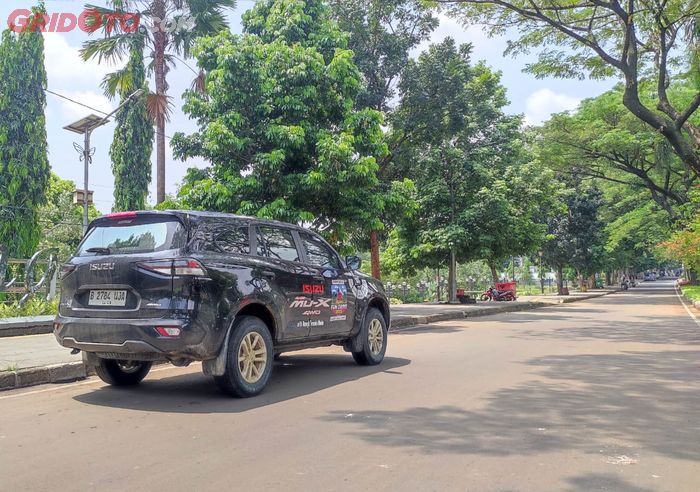 Isuzu Mu-X menjelajahi kondisi jalan lancar ke Jakarta menuju Bogor di Holiday Fun Drive 2023