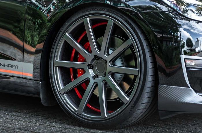 Modifikasi Tesla Model 3 pakai pelek Baracuda ukuran 21 inci 