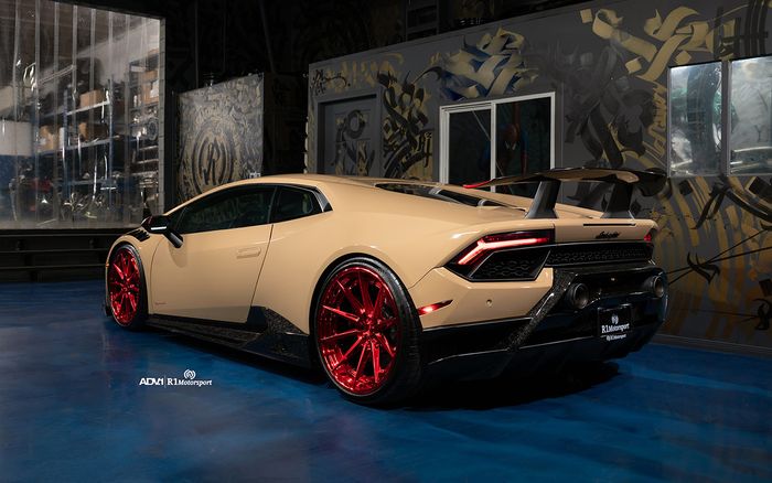 Buritan Lamborghini Huracan Performante dengan kelir coklat