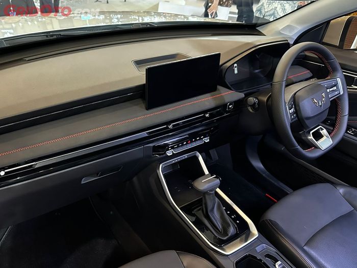 Interior Wuling Alvez S disegarkan dengan headunit 10,25 inci dan interface 7 inci yang sudah TFT