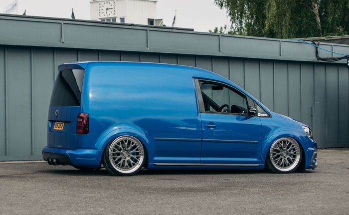 Tampilan belakang VW Caddy dengan bumper milik Golf Mk6 R hybrid