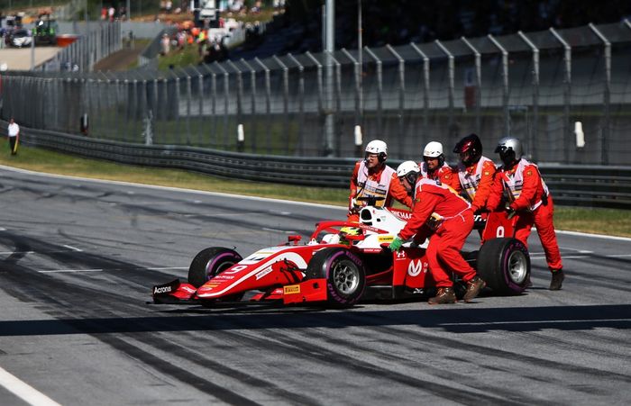 Mobil Mick Schumacher mengalami masalah menjelang start race 1 F2 Austria