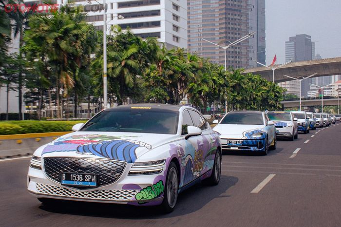 Seluruh art car Hyundai berbalut desain graffiti berwarna cerah dan ceria di bagian depan dan samping kendaraan.