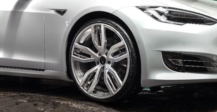 Tesla model S ganti 'sepatu' alias pelek menjadi ring 22 inci