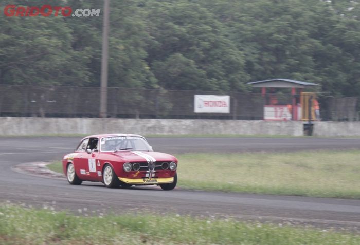Mobil balap Alfa Romeo 2000 GTV milik tim Garden Speed.