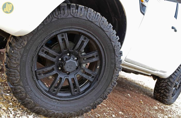Ford Ranger ini makin gagah setelah dipasangi pelek alloy 20 inci denganban Dooper Tyre Discoverer 35x12,5R20.