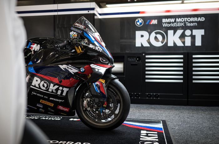 Warna hitam mendominasi livery motor tim ROKiT BMW Motorrad untuk msuim WorldSBK 2023