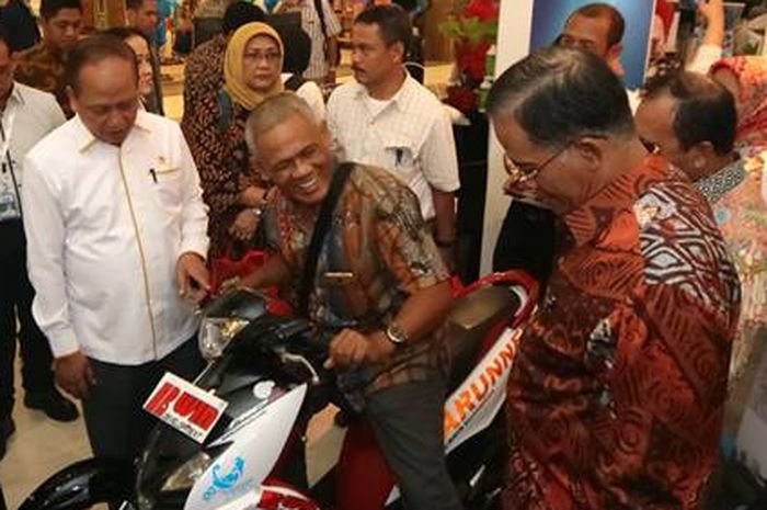 Rubiyanto Hadi Pramono (di atas motor) saat memamerkan trike bikinannya di acara Indonesia Innovatio