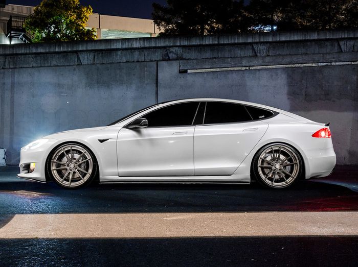 Modifikasi Tesla Model S ditopang pelek ADV.1 Wheels ukuran 22 inci