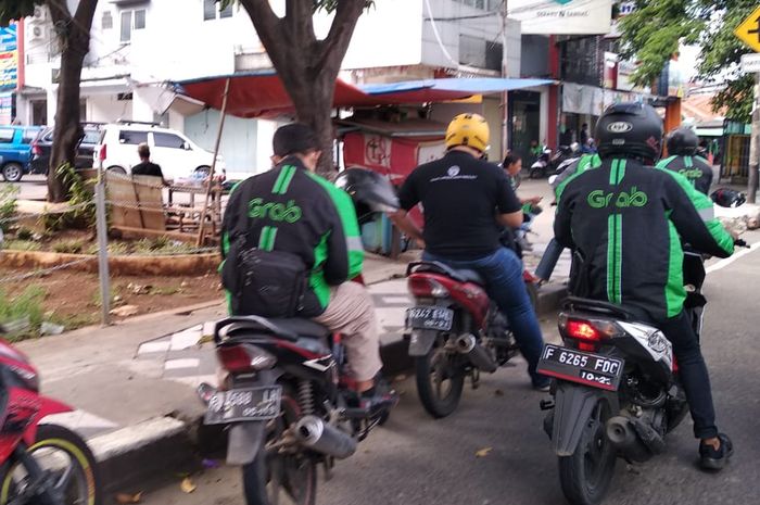 Ojek online ketika menunggu orderan penumpang