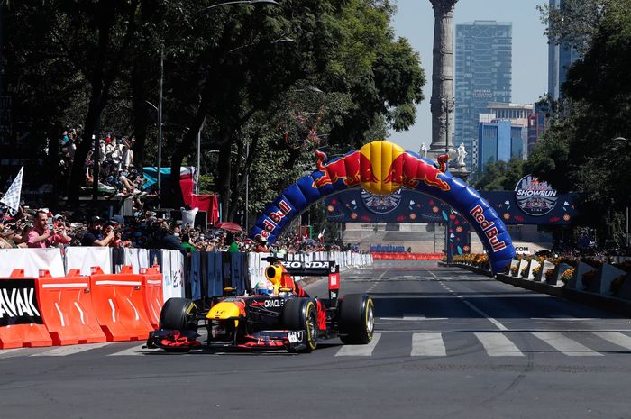 Sergio Perez melakukan demo mengemudikan mobil Red Bull RB7 menjelang F1 Mexico City di negaranya