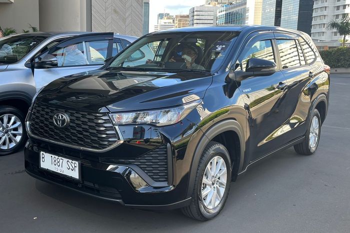 Kisaran harga Toyota Kijang Innova Zenix G bansin dan hybrid tahun 2022 serta 2023 seken.