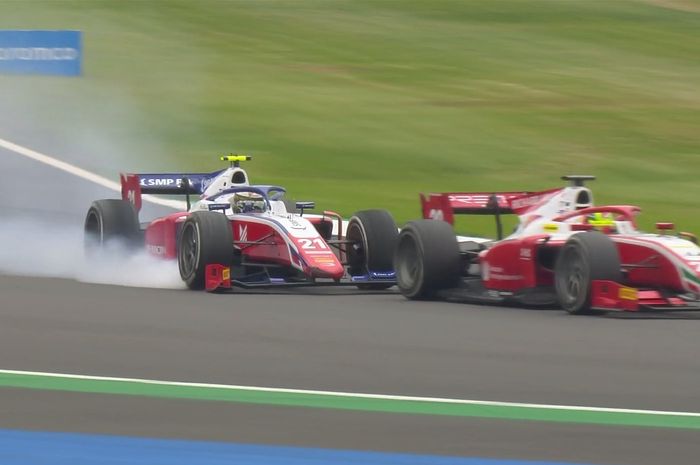 Berebut posisi terdepan di race 2 F2 Inggris 2020, Mick Schumacher (kanan) menyenggol mobil rekan setimnya Robert Shwartzman