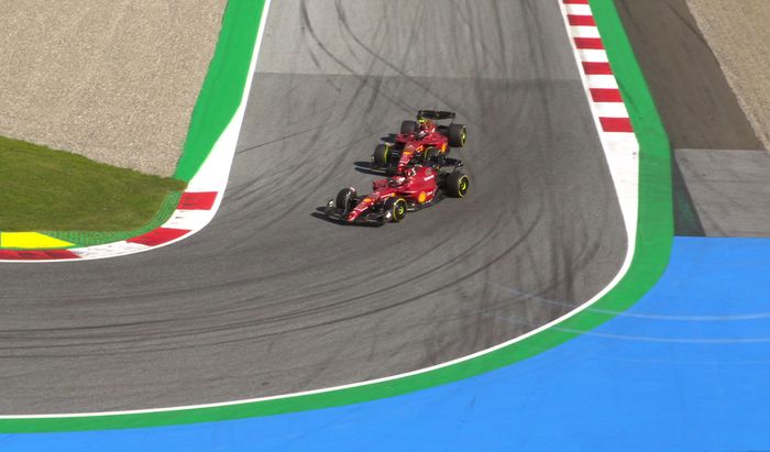 Dua pembalap tim Ferrari, Charles Leclerc dan Carlos Sainz saling berebut tempat kedua pada sprint race F1 Austria 2022