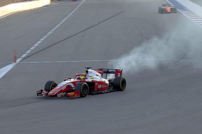 Asap tebal keluar dari bagian belakang mobil Mick Schumacher pada race 1 F2 Rusia
