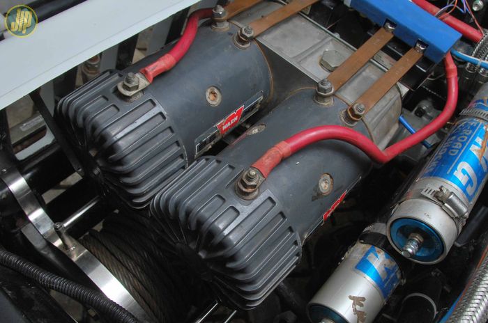 Winch Warn 8274 double motor tersembunyi dibalik grill, khusus bagian belakang memakai winch HS9500i.