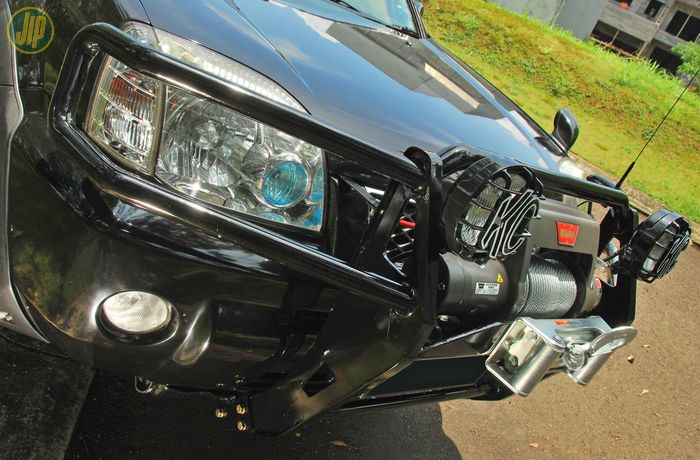 Nissan X-Trail ini dipasangi bullbar custom berikut winch Warn XD9000. 