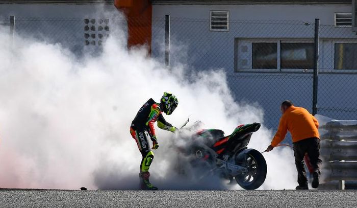 Aprlia RS-GP Andrea Iannone terbakar di tes Valencia langsung dipadamkan