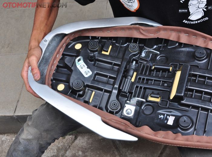 Cover jok dipasang dengan menjepit ujung jok standar Yamaha XSR 155