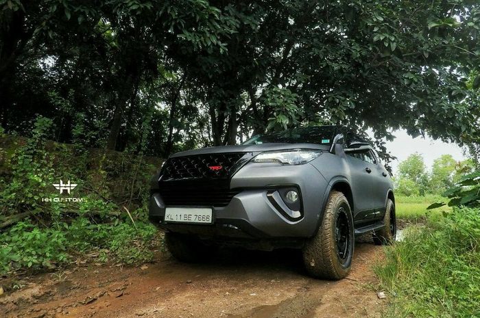Toyota Fortuner dengan kelir hitam doff