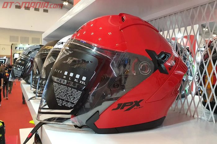 Helm yang bentuknya aerodinamis punya hambatan angin yang rendah.