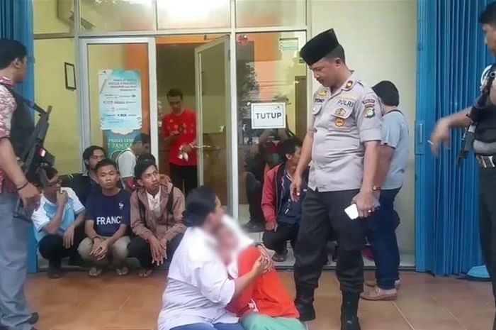 Nining terus memeluk anaknya RR setelah ang anak sempat disekap oleh debt collector.