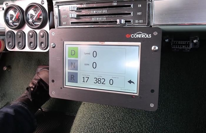 Panel instrumen digital di kabin modifikasi Chevrolet Impala listrik