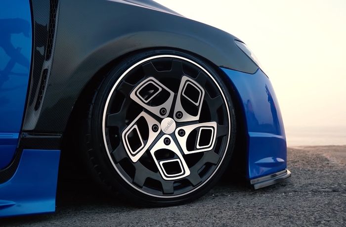 Modifikasi Honda Civic FD ditopang airsus dan pelek Radi8 ukuran 18 inci