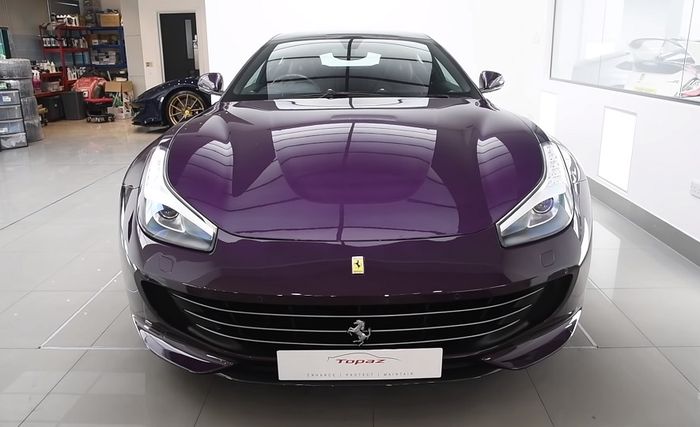 Seluruh bodi Ferrari GTC4Lussco dibalut warna ungu Rolls-Royce Purple Silk