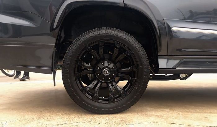 Mitsubishi Pajero Sport facelift ditopang pelek aftermarket model palang 6 ganda